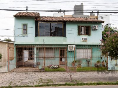 Casa à venda com 250m², 3 quartos, 1 suíte, 5 vagas no bairro Tristeza em Porto Alegre - Foto 2