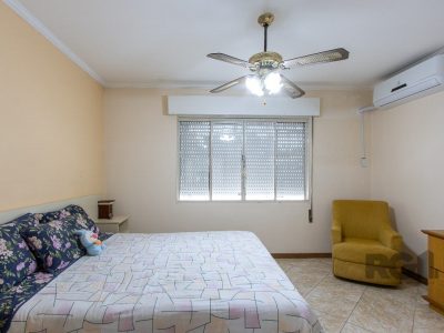 Casa à venda com 250m², 3 quartos, 1 suíte, 5 vagas no bairro Tristeza em Porto Alegre - Foto 12