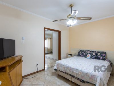 Casa à venda com 250m², 3 quartos, 1 suíte, 5 vagas no bairro Tristeza em Porto Alegre - Foto 14