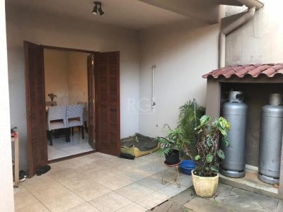 Casa à venda com 300m², 3 quartos, 1 suíte, 4 vagas no bairro Ipanema em Porto Alegre - Foto 24