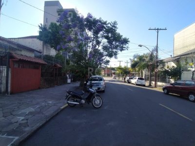 Casa à venda com 185m², 3 quartos, 5 vagas no bairro Menino Deus em Porto Alegre - Foto 2