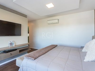 Casa à venda com 427m², 4 quartos, 4 suítes, 4 vagas no bairro Ipanema em Porto Alegre - Foto 52