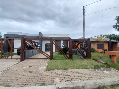 Casa à venda com 75m², 2 quartos, 1 suíte, 4 vagas no bairro Zona Norte em Capão da Canoa - Foto 2