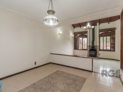 Casa à venda com 287m², 5 quartos, 1 suíte, 4 vagas no bairro Jardim Itu em Porto Alegre - Foto 3