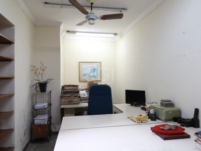 Casa à venda com 199m², 4 quartos, 1 suíte, 2 vagas no bairro Petrópolis em Porto Alegre - Foto 22