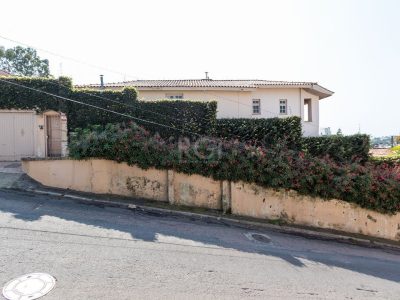 Casa à venda com 320m², 5 quartos, 2 suítes, 3 vagas no bairro Tristeza em Porto Alegre - Foto 2