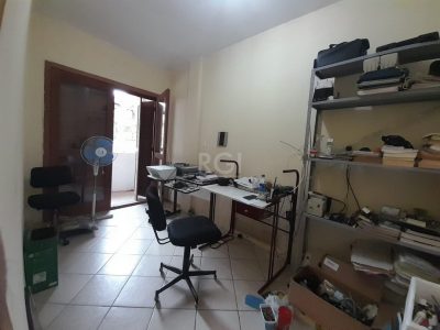 Casa à venda com 224m², 3 quartos, 1 suíte, 3 vagas no bairro Ipanema em Porto Alegre - Foto 18