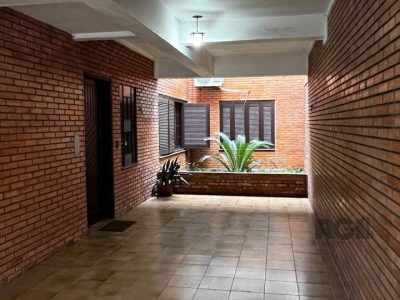 Casa à venda com 267m², 5 quartos, 2 suítes, 4 vagas no bairro Santana em Porto Alegre - Foto 2