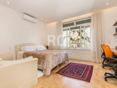 Apartamento à venda com 274m², 4 quartos, 2 suítes, 2 vagas no bairro Moinhos de Vento em Porto Alegre - Foto 12