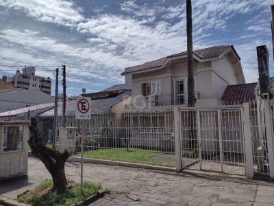 Casa à venda com 377m², 3 quartos, 2 suítes, 4 vagas no bairro Higienópolis em Porto Alegre - Foto 21