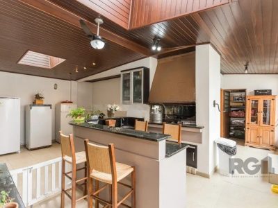 Casa à venda com 277m², 3 quartos, 3 suítes, 5 vagas no bairro Jardim Lindóia em Porto Alegre - Foto 2