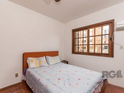 Casa à venda com 229m², 3 quartos, 1 suíte, 2 vagas no bairro Jardim Botânico em Porto Alegre - Foto 12