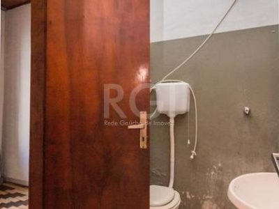 Casa à venda com 334m², 5 quartos, 1 suíte, 8 vagas no bairro Menino Deus em Porto Alegre - Foto 25