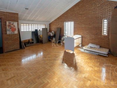 Casa à venda com 349m², 4 quartos, 1 suíte, 3 vagas no bairro Tristeza em Porto Alegre - Foto 33