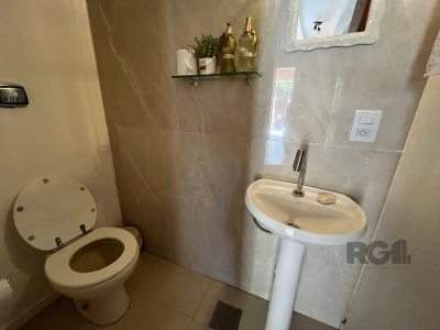 Casa à venda com 244m², 3 quartos, 1 suíte, 2 vagas no bairro Ipanema em Porto Alegre - Foto 17