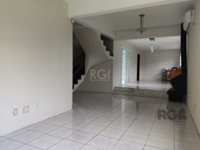 Casa à venda com 284m², 4 quartos, 1 suíte, 4 vagas no bairro Tristeza em Porto Alegre - Foto 2