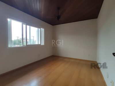 Casa à venda com 284m², 4 quartos, 1 suíte, 4 vagas no bairro Tristeza em Porto Alegre - Foto 24