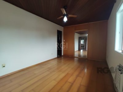 Casa à venda com 284m², 4 quartos, 1 suíte, 4 vagas no bairro Tristeza em Porto Alegre - Foto 26