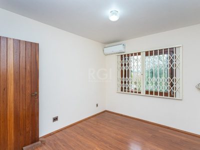 Casa à venda com 212m², 4 quartos, 1 suíte, 4 vagas no bairro Jardim do Salso em Porto Alegre - Foto 42