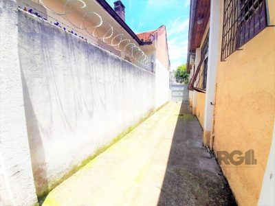 Casa à venda com 366m², 3 quartos, 2 vagas no bairro Medianeira em Porto Alegre - Foto 13