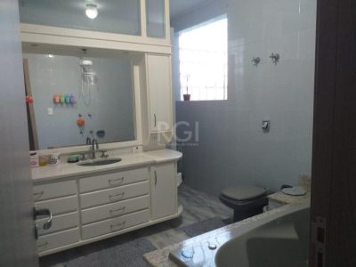 Casa à venda com 336m², 4 quartos, 2 suítes, 4 vagas no bairro Partenon em Porto Alegre - Foto 26