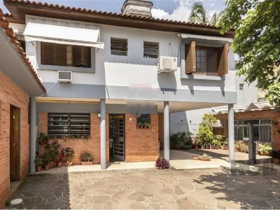 Casa à venda com 210m², 4 quartos, 2 suítes, 4 vagas no bairro Três Figueiras em Porto Alegre - Foto 2