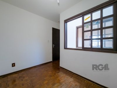 Casa à venda com 228m², 3 quartos, 1 suíte, 2 vagas no bairro Ipanema em Porto Alegre - Foto 15