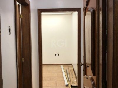 Apartamento à venda com 77m², 3 quartos no bairro Petrópolis em Porto Alegre - Foto 2