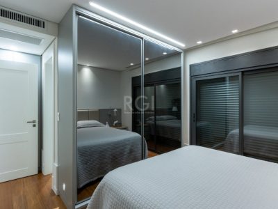 Apartamento à venda com 256m², 3 quartos, 3 suítes, 3 vagas no bairro Moinhos de Vento em Porto Alegre - Foto 42