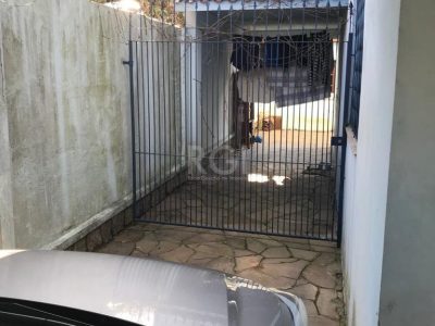 Casa à venda com 270m², 4 quartos, 1 suíte, 5 vagas no bairro Partenon em Porto Alegre - Foto 2