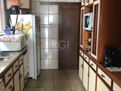 Casa à venda com 270m², 4 quartos, 1 suíte, 5 vagas no bairro Partenon em Porto Alegre - Foto 7