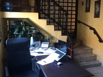 Casa à venda com 270m², 4 quartos, 1 suíte, 5 vagas no bairro Partenon em Porto Alegre - Foto 10