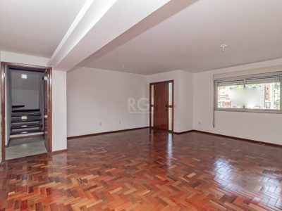 Casa à venda com 287m², 3 quartos, 1 suíte, 3 vagas no bairro Jardim Carvalho em Porto Alegre - Foto 2