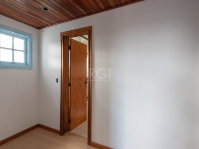 Casa à venda com 266m², 4 quartos, 1 suíte, 3 vagas no bairro Tristeza em Porto Alegre - Foto 29