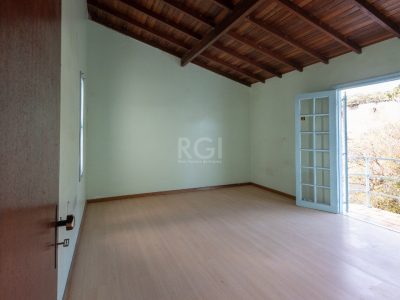 Casa à venda com 266m², 4 quartos, 1 suíte, 3 vagas no bairro Tristeza em Porto Alegre - Foto 32