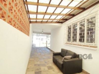 Casa à venda com 128m², 3 quartos, 7 vagas no bairro Vila Ipiranga em Porto Alegre - Foto 3