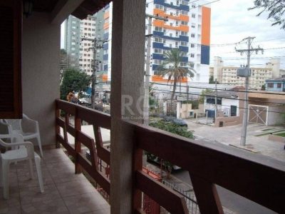 Casa à venda com 93m², 3 quartos, 1 suíte, 3 vagas no bairro Santana em Porto Alegre - Foto 2