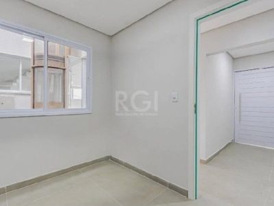 Casa à venda com 220m², 3 quartos, 2 suítes, 2 vagas no bairro Partenon em Porto Alegre - Foto 9