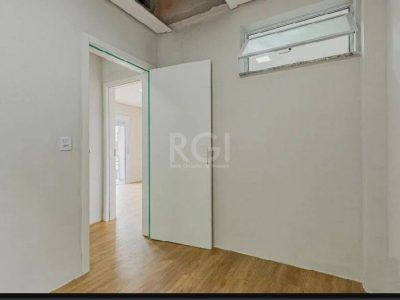 Casa à venda com 220m², 3 quartos, 2 suítes, 2 vagas no bairro Partenon em Porto Alegre - Foto 16