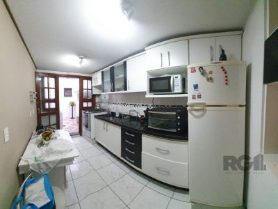 Casa à venda com 150m², 4 quartos, 1 suíte, 4 vagas no bairro Cristal em Porto Alegre - Foto 2