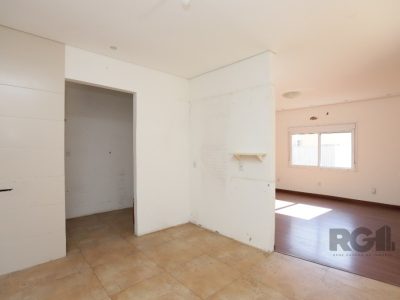 Casa à venda com 200m², 3 quartos, 1 suíte, 2 vagas no bairro Passo d'Areia em Porto Alegre - Foto 11