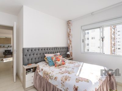 Apartamento à venda com 65m², 3 quartos, 1 suíte, 1 vaga no bairro Vila Ipiranga em Porto Alegre - Foto 13