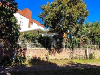 Casa à venda com 290m², 4 quartos, 1 suíte, 4 vagas no bairro Vila Ipiranga em Porto Alegre - Foto 4