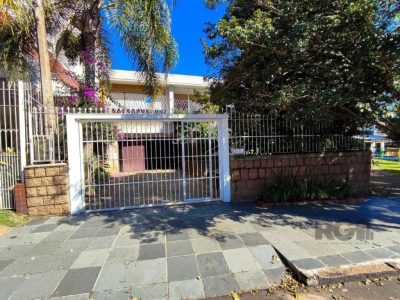 Casa à venda com 290m², 4 quartos, 1 suíte, 4 vagas no bairro Vila Ipiranga em Porto Alegre - Foto 3