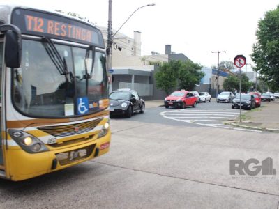 Apartamento à venda com 66m², 2 quartos, 1 vaga no bairro Navegantes em Porto Alegre - Foto 3