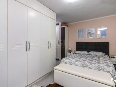 Casa à venda com 215m², 3 quartos, 1 suíte, 4 vagas no bairro Jardim Planalto em Porto Alegre - Foto 24