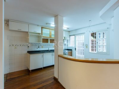 Casa à venda com 190m², 3 quartos, 1 suíte, 3 vagas no bairro Ipanema em Porto Alegre - Foto 5