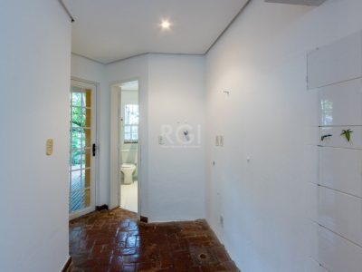 Casa à venda com 190m², 3 quartos, 1 suíte, 3 vagas no bairro Ipanema em Porto Alegre - Foto 12