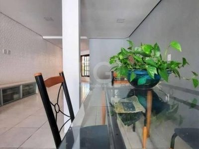 Casa à venda com 214m², 3 quartos, 3 suítes, 2 vagas no bairro Ipanema em Porto Alegre - Foto 3