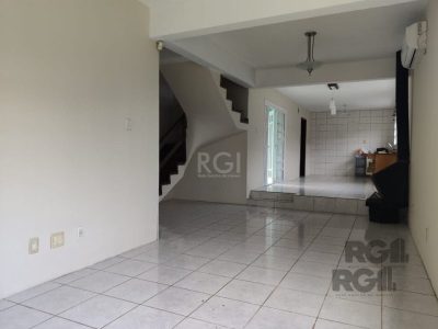 Casa à venda com 284m², 4 quartos, 1 suíte, 4 vagas no bairro Tristeza em Porto Alegre - Foto 2